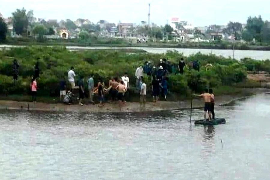 Thi thể học sinh KH. Trường THPT Hậu Lộc 4 được lực lượng chức năng tìm thấy. Ảnh: Người dân cung cấp