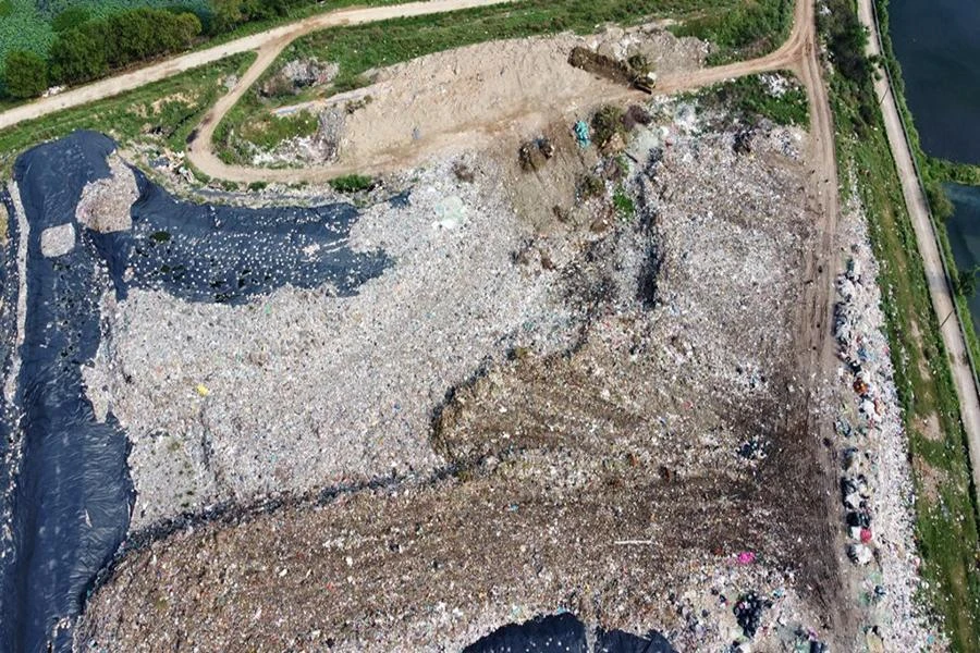 Bãi rác khổng lồ có địa chỉ ở phường Trung Sơn, TP Sầm Sơn sau hơn 20 năm kể từ khi đi vào hoạt động quá tải, ô nhiễm. Ảnh: ĐẶNG TRUNG