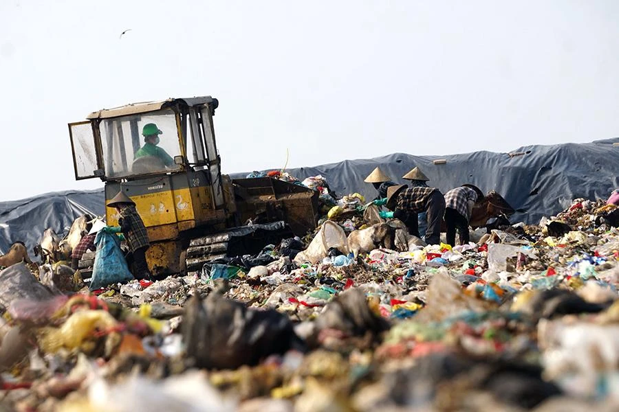 Toàn bộ bãi rác khổng lồ này sẽ được di chuyển đến xã Quảng Minh, TP Sầm Sơn, dự kiến có công suất 300 tấn/ngày, rộng 69.000 m2. Ảnh: ĐẶNG TRUNG