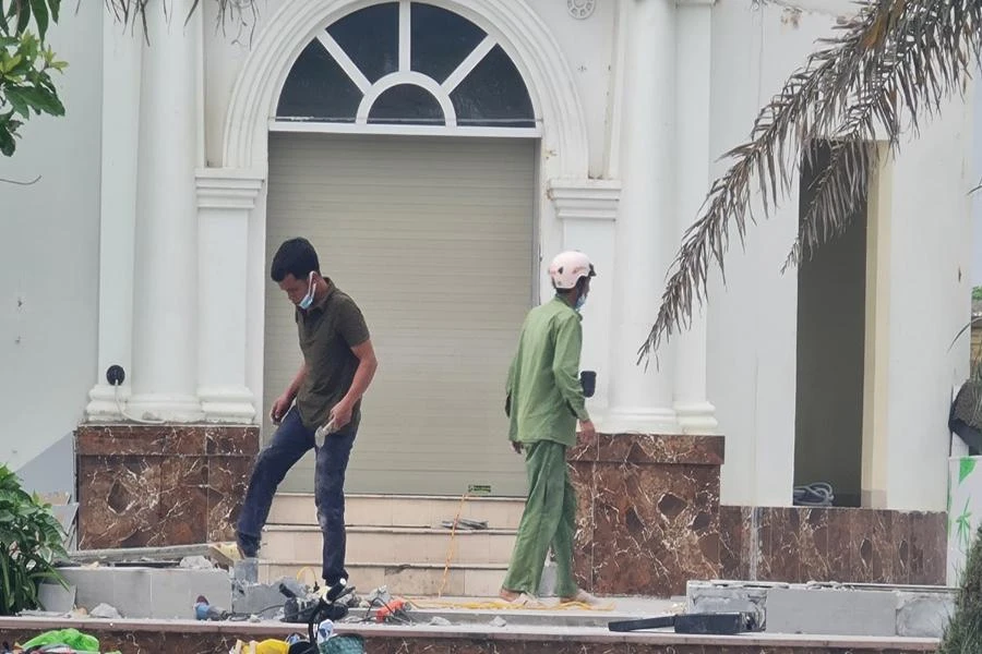 Công ty Hà Thanh tháo dỡ phần xây dựng sai phép. Ảnh: ĐẶNG TRUNG Công ty Hà Thanh tháo dỡ phần xây dựng sai phép. Ảnh: ĐẶNG TRUNG