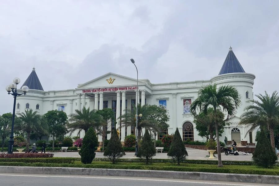 Tổ hợp khách sạn, thương mại tự lập Plaza của Công ty Hà Thanh xây dựng quán cafe trên diện tích 140 m2 không phép, vi phạm chỉ giới đường buộc phải tháo dỡ và bị phạt 30 triệu đồng. Ảnh: ĐẶNG TRUNG Tổ hợp khách sạn, thương mại tự lập Plaza của Công ty Hà Thanh xây dựng quán cafe trên diện tích 140 m2 không phép, vi phạm chỉ giới đường buộc phải tháo dỡ và bị phạt 30 triệu đồng. Ảnh: ĐẶNG TRUNG