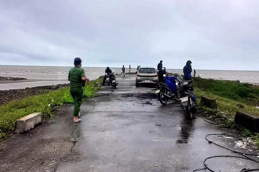 Bờ biển xã Hải Chính nơi phát hiện thi thể người đàn ông trôi dạt vào bờ trong tình trạng đang phân hủy. Ảnh: CTV