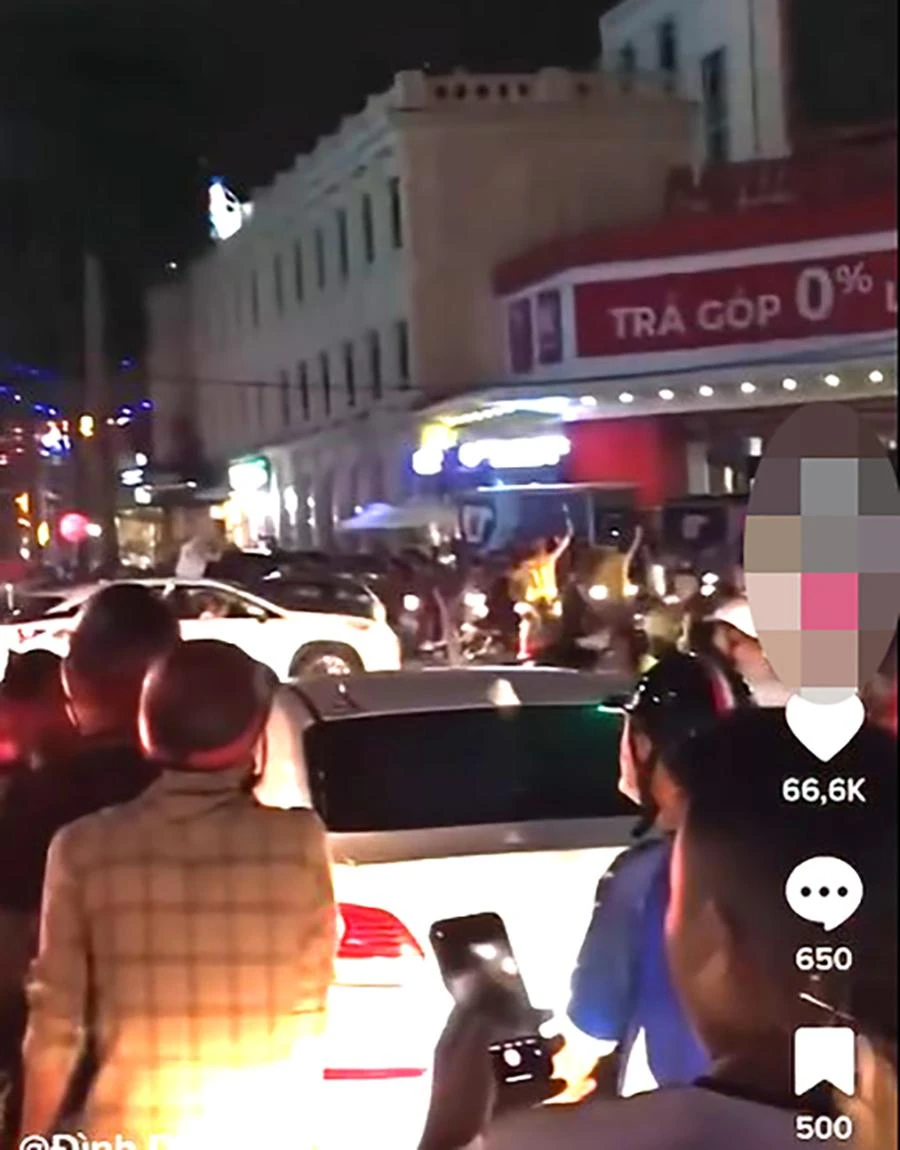 Hình ảnh trong đoạn clip lồng ghép tiếng súng với những lời nói không đúng sự thật về lực lượng điều tiết giao thông trong đêm 22-5 tại TP. Thanh Hóa thu hút nhiều người chú ý. Ảnh: ĐT Cắt ra từ clip