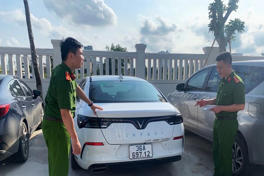 Công an TP. Thanh Hóa kiểm tra tang vật vụ án. Ảnh: CA