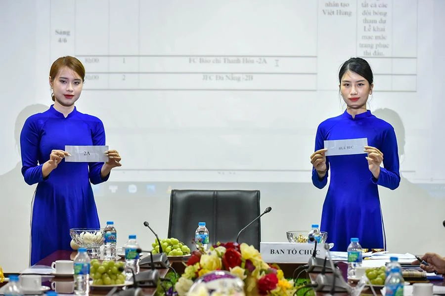 Lễ bốc thăm chia bảng đấu được tổ chức chuyên nghiệp. Ảnh: ĐẶNG TRUNG