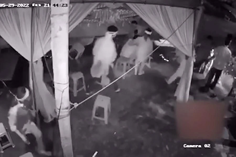 Thời điểm xe ô tô con lao vào rạp tổ chức đám tang, có nhiều người đang đến chia buồn. Ảnh: Đ.T (cắt ra từ clip)