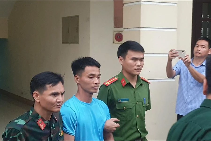 Triệu Quân Sự được di lí về trại giam Bộ Quốc phòng sau khi bị người dân và công an bắt giữ. Ảnh: ĐẶNG TRUNG