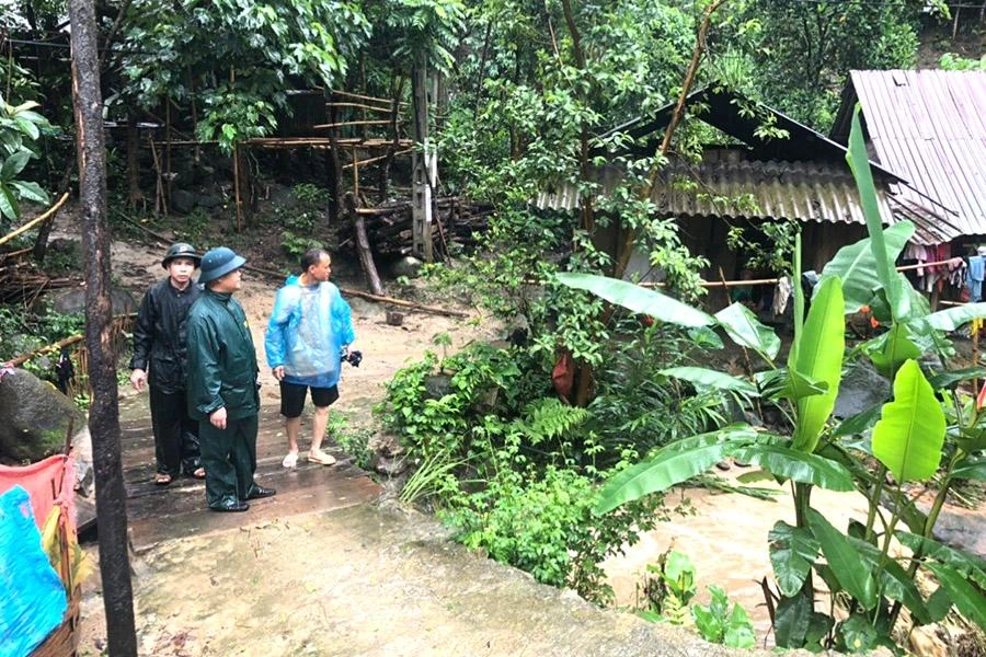 Lực lượng chức năng cùng cán bộ địa phương xã Mường Lý đến vận động các hộ dân di dời trước nguy cơ sạt lở cao.