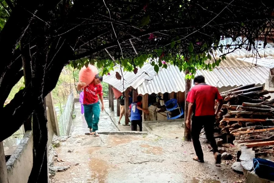 Người dân di chuyển tài sản đến nơi an toàn.