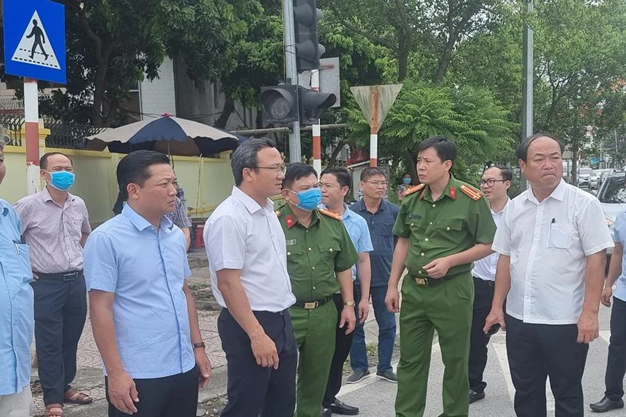 Phó Chủ tịch UBND tỉnh Ninh Bình Nguyễn Cao Sơn (bìa phải) cùng lãnh đạo Ban ATGT Quốc gia đến hiện trường vụ tai nạn và đề nghị công an khẩn trương làm rõ nguyên nhân. Ảnh: ĐẶNG TRUNG