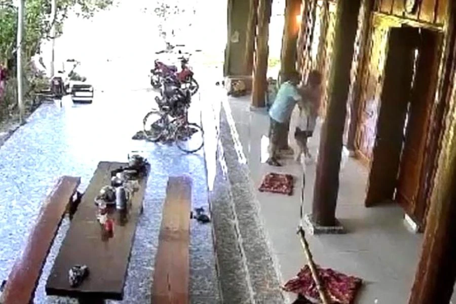 Ông LVT, Chủ tịch MTTQ xã Xuân Thắng, huyện Thường Xuân, tỉnh Thanh Hóa bị tố có hành động sàm sỡ nữ sinh. (Ảnh cắt từ clip)