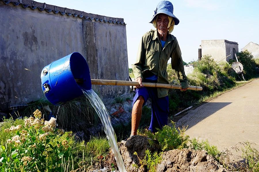 Ông Đỗ Văn Mo (70 tuổi) gắn bó mấy chục năm với nghề làm muối chia sẻ: "Nghề muối là nghề không chỉ có mồ hôi mà còn có cả vị mặn của nước mắt khi phải chứng kiến cảnh được mùa mất giá, nhưng năm nay diêm dân vui hơn vì giá muối đã tăng giá lên từ 2.200 đến 2.400 đồng/kg". Ảnh: ĐẶNG TRUNG