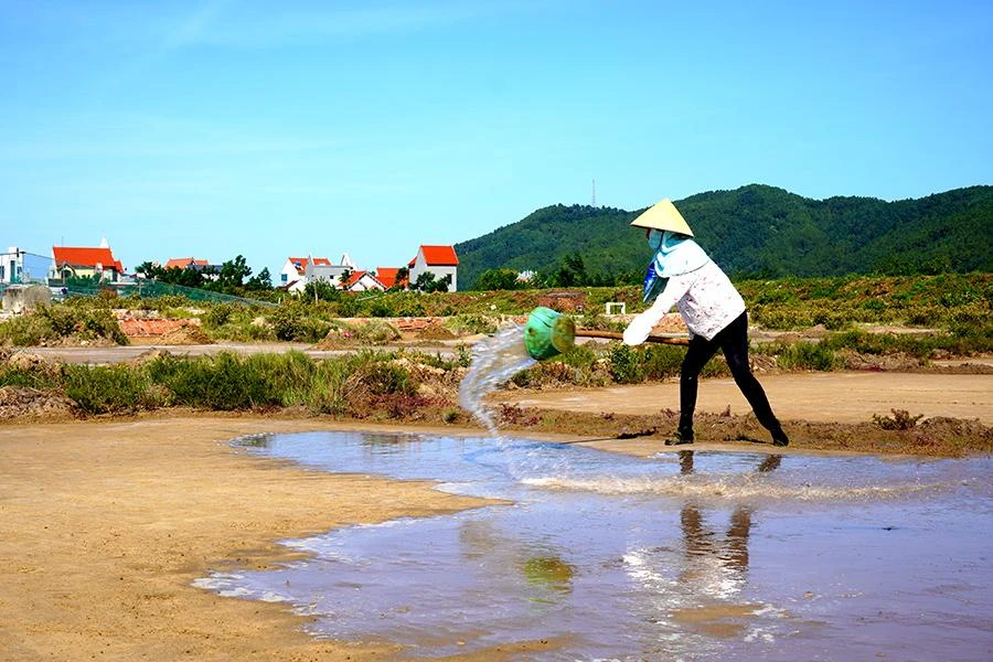 Vì thế đối với diêm dân ở Hòa Lộc dù phải xuyên trưa, xuyên đêm cũng tranh thủ thời gian nắng để mưu sinh, bởi vì thời điểm làm ra hạt muối cao điểm chủ yếu chỉ tháng 6 và tháng 7. Ảnh: ĐẶNG TRUNG
