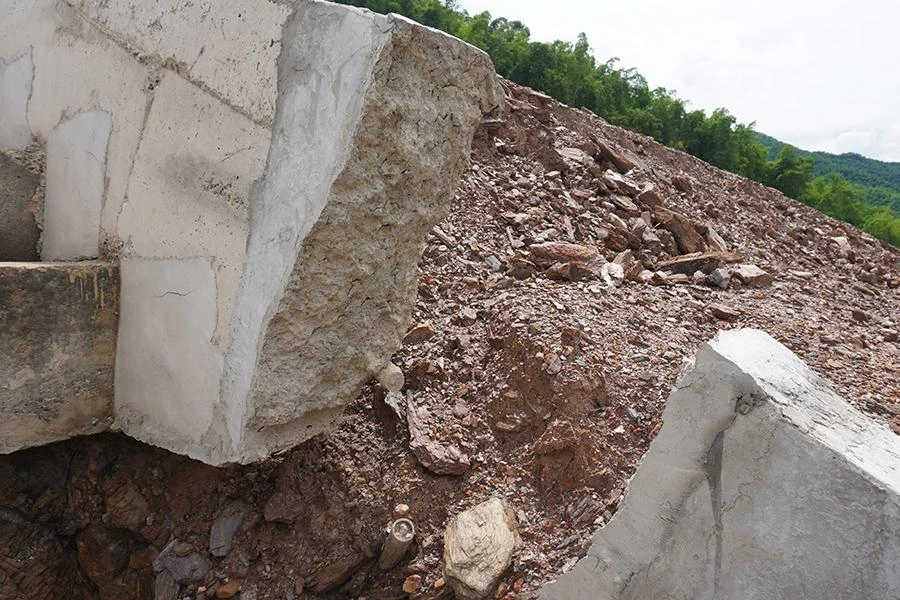 "Nếu chậm khắc phục, nguy cơ sạt lở với lượng đất đá lớn sẽ đe dọa tính mạng của người dân, và trường học, công sở xã", Chủ tịch UBND xã Trung Thành nêu. Ảnh: ĐẶNG TRUNG