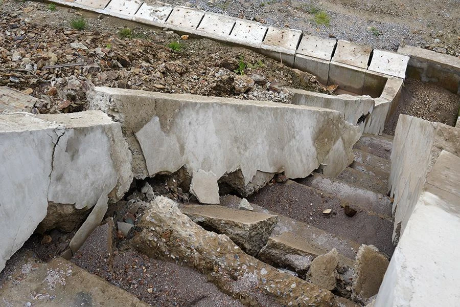 Mục tiêu của dự án là khắc phục tình trạng sạt lở, qua đó đảm bảo an toàn lâu dài cho cụm công trình là trường học, công sở, tránh nguy cơ bị vùi lấp, trôi xuống sông Mã. Tuy nhiên ít ai ngờ công trình này lại nứt toác, đứt gãy ngổn ngang. Ảnh: ĐẶNG TRUNG