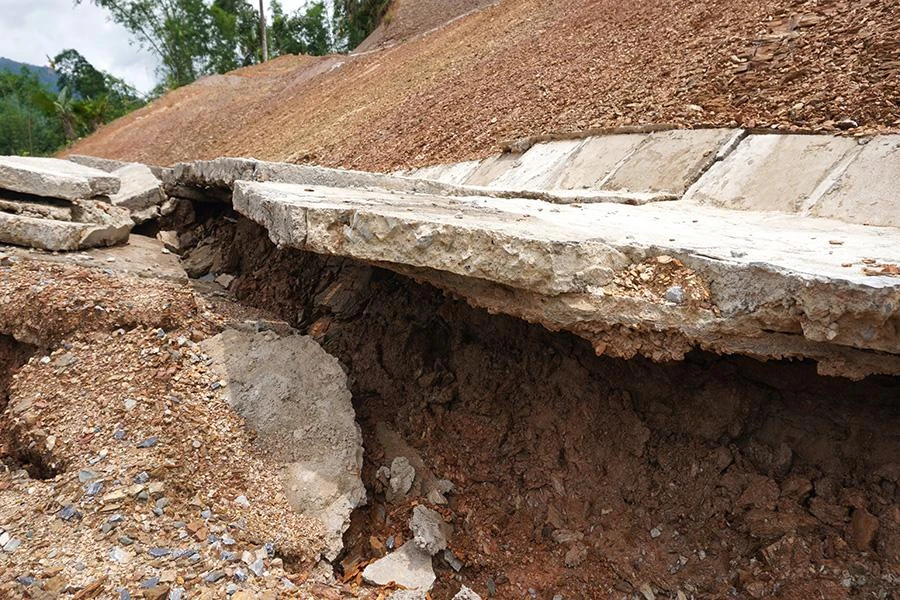 Chủ tịch UBND xã Trung Thành kiến nghị các cấp chính quyền cần sớm quan tâm khắc phục công trình sạt lở trước mùa mưa bão. Ảnh: ĐẶNG TRUNG