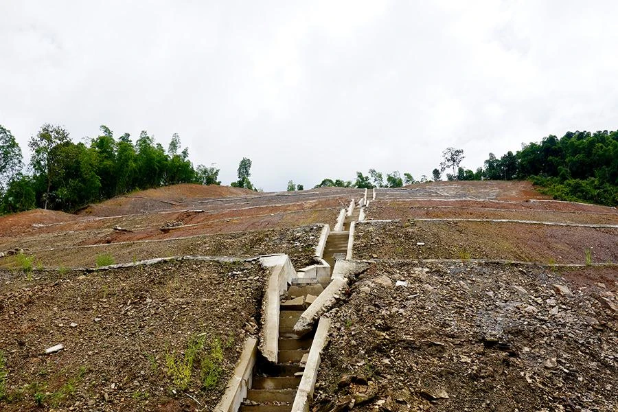 Phó Giám đốc Ban quản lý dự án đầu tư xây dựng huyện Quan Hóa Lê Văn Định thừa nhận công trình có dấu hiệu hư hỏng, tuy nhiên kể từ khi hoàn thành năm 2022 không có dấu hiệu hư hỏng thêm và đang theo dõi. Ảnh: ĐẶNG TRUNG