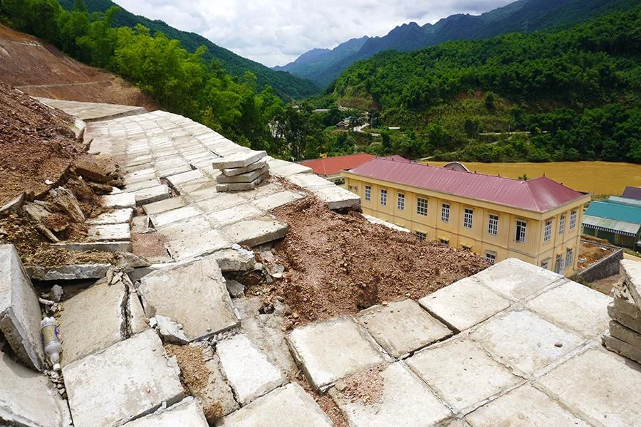 Công trình chống sạt lở khẩn cấp nhằm bảo vệ công sở xã Trung Thành và Trường Phổ thông dân tộc bán trú THCS Trung Thành (Quan Hóa, Thanh Hóa) trước nguy cơ mỗi mùa mưa lũ đang đến gần, nhưng vừa hoàn tất đã sụt lún. Ảnh: ĐẶNG TRUNG