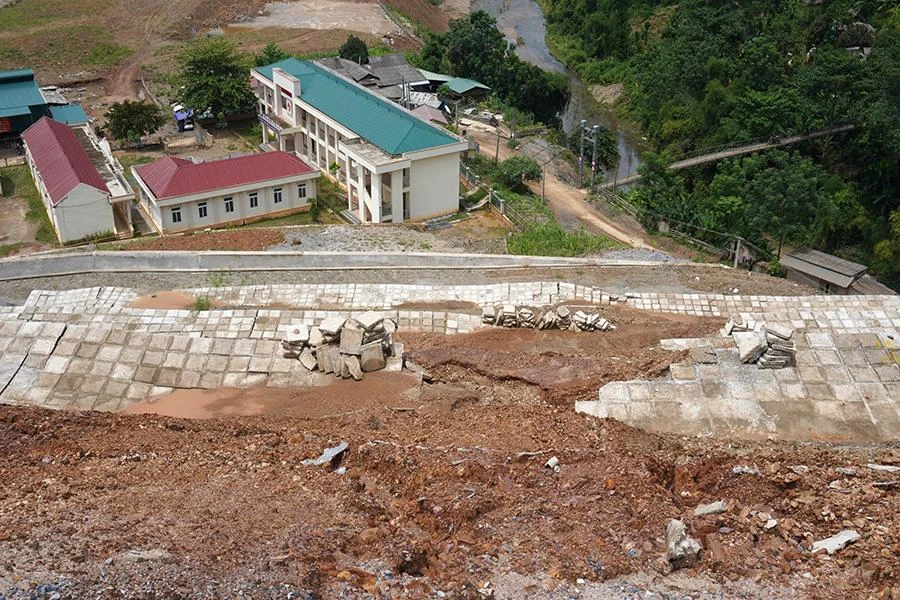 Một người dân địa phương cho biết: "Đây là công trình xuống cấp quá nhanh, đề nghị chính quyền quan tâm để người dân bớt lo lắng mỗi khi trời mưa, vì nguy cơ cả quả núi đổ ập xuống bất cứ lúc nào". Ảnh: ĐẶNG TRUNG