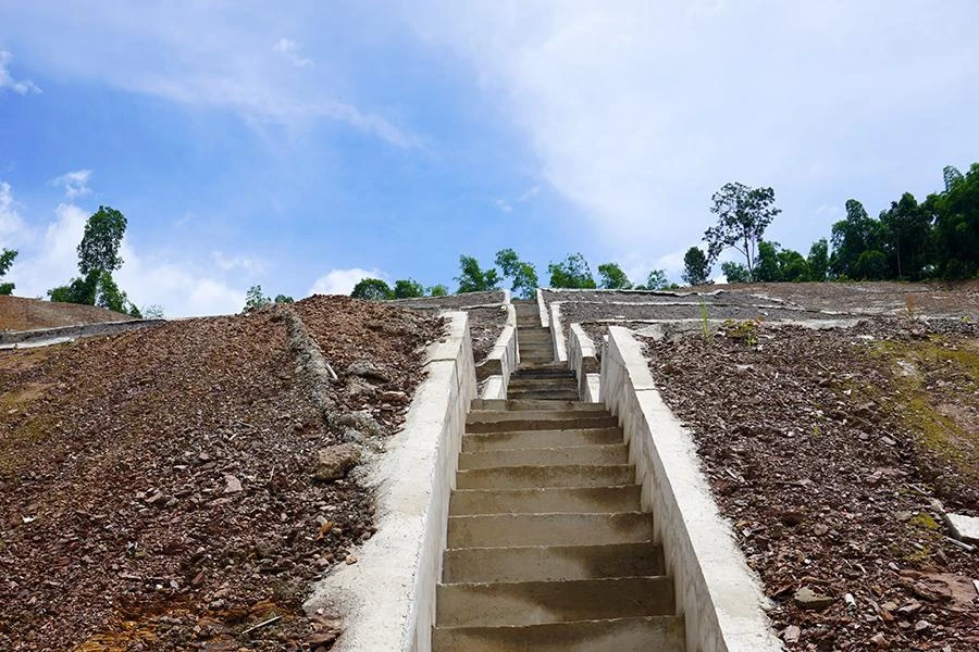 Các vết nứt, sụt lún ngày một nhiều hơn sau mỗi trận mưa lớn xảy ra trên địa bàn thời gian qua. Ảnh: ĐẶNG TRUNG