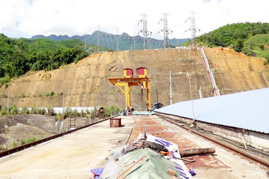 Chủ đầu tư ban đầu của dự án là Tổng Công ty cổ phần xây dựng điện Việt Nam. Đến năm 2014 dự án được chuyển giao cho Công ty Dịch vụ thương mại sản xuất và xây dựng Đông Mê Kông. Từ năm 2019 đến nay, dự án này phải dừng thi công. Nguyên nhân được đưa ra là do thiếu vốn, chưa đền bù cho hàng trăm hộ dân.