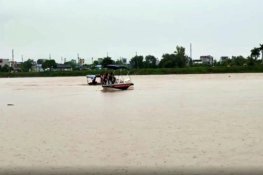 Lực lượng chức năng đang nỗ lực tìm kiếm 3 cháu nhỏ, cùng 1 người phụ nữ mất tích trên sông Đào (TP. Nam Định). Ảnh: V. QUANG