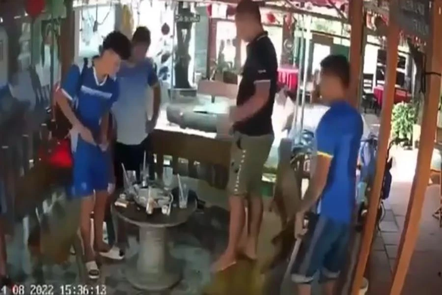 Hiện trường vụ án mạng từ việc mượn điếu cày không được, xảy ra xô xát. Ảnh: Cắt từ clip Hiện trường vụ án mạng từ việc mượn điếu cày không được, xảy ra xô xát. Ảnh: Cắt từ clip