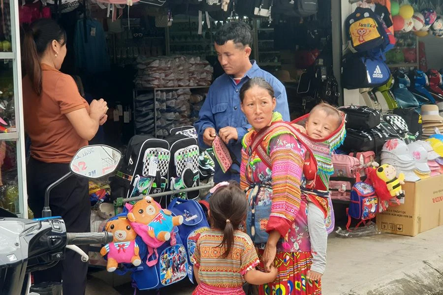 Cặp vợ chồng người Mông ở Pù Nhi cho biết, họ dậy từ sáng sớm, đi bộ xuống chợ huyện để mua sắm thêm những vật dụng cho gia đình trong ngày đặc biệt - Tết Độc Lập.