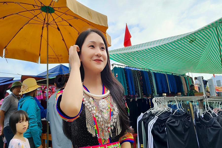 Nét duyên dáng trong sắc màu truyền thống của cô gái Mông trong Tết Độc Lập ở xã Nhi Sơn.