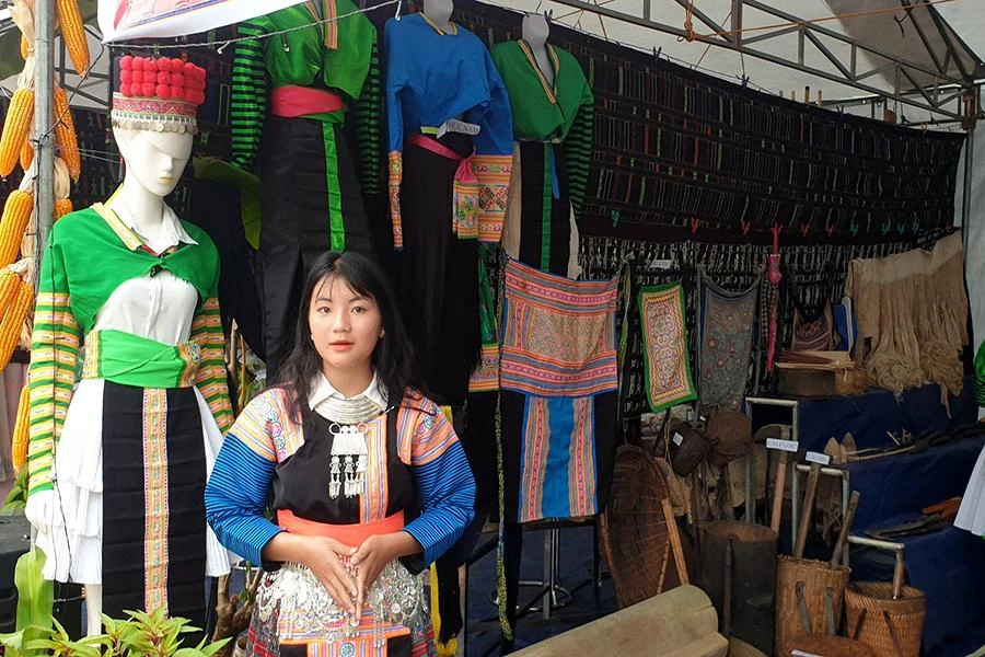 Cũng trong dịp này, nhiều gian hàng giới thiệu các sản phẩm đặc biệt của đồng bào dân tộc Mông đến với người dân và du khách.