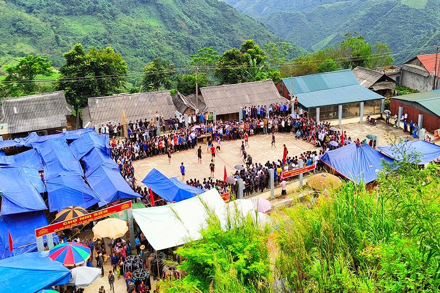 Chợ tình Nhi Sơn là một điểm đến những ngày này. Ở đây, bà con người Mông, Thái trong trang phục sặc sỡ vừa mua sắm, vừa tham gia thi đấu, vui chơi thể thao...