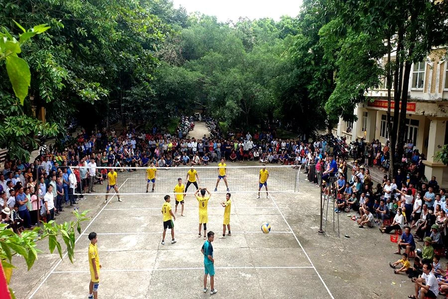 Trong khuôn viên nhiều cơ quan của huyện, các trận bóng chuyền được tổ chức như là một cách vui chơi trong kỳ nghỉ dài.