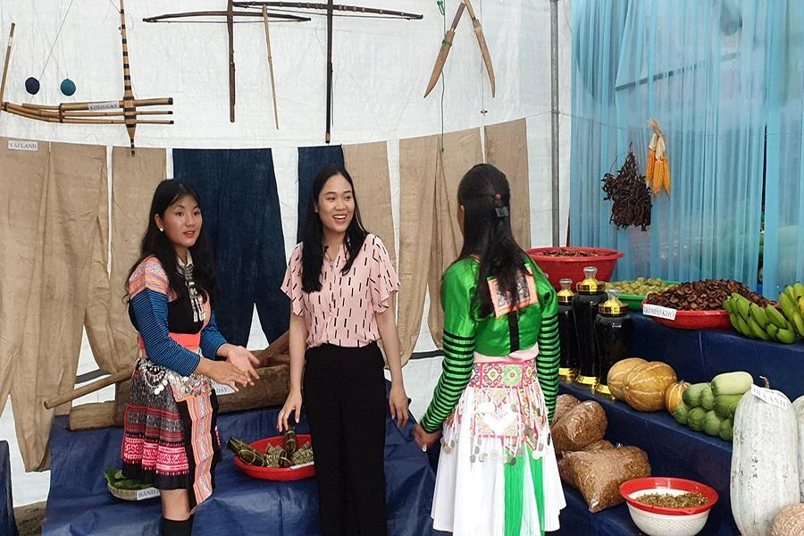 Đây là dịp để đồng bào dân tộc Mông ở Mường Lát vốn sống ở nơi núi non cheo leo "hạ sơn" vui chơi.