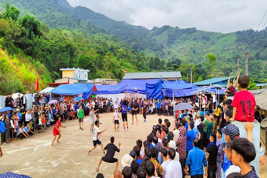 Đối với người dân, đến chợ tình ở Nhi Sơn không chỉ đơn thuần là theo dõi các trận bóng chuyền kịch tính mà còn là dịp để các đôi trai gái tìm hiểu nhau thay vì tục bắt vợ như trước đây.