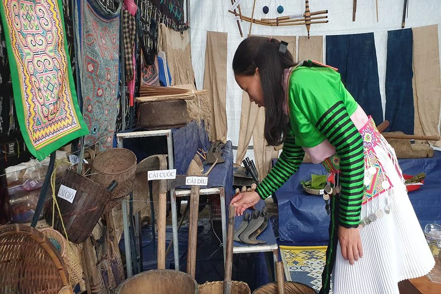 Các vật dụng truyền thống tại gian hàng tô lên vẻ đẹp lao động của đồng bào nơi đây.