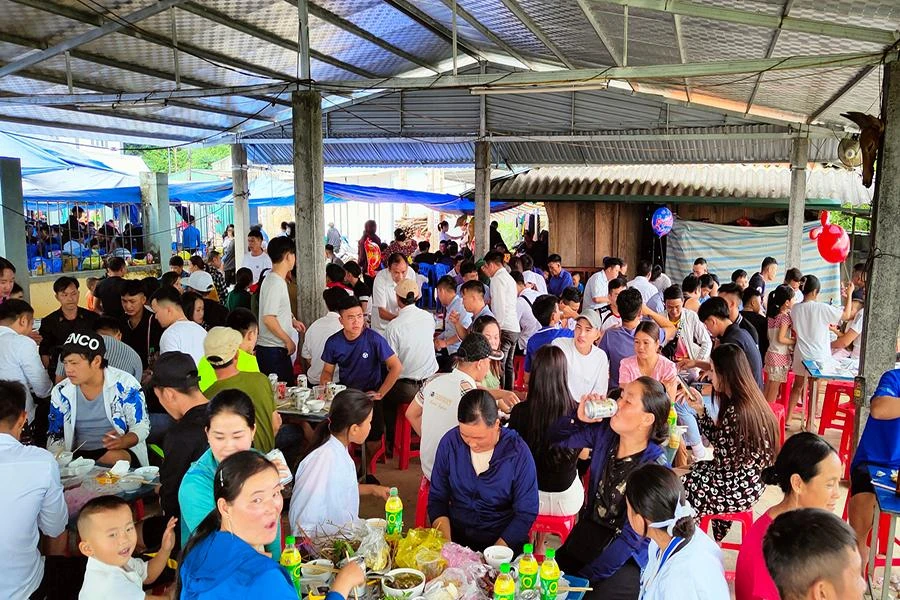 Với đồng bào dân tộc nơi đây xuống chợ trong một buổi sáng mùa thu đặc biệt cũng là dịp để thưởng thức món thắng cố cùng với bát rượu ngô đắm say lòng người.