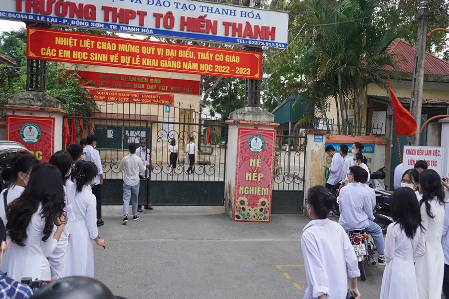 Sáng 5-9, nhiều học sinh Trường THPT Tô Hiến Thành không được vào dự khai giảng vì đến trường trễ giờ. Ảnh: Đ. TRUNG Sáng 5-9, nhiều học sinh Trường THPT Tô Hiến Thành không được vào dự khai giảng vì đến trường trễ giờ. Ảnh: Đ. TRUNG