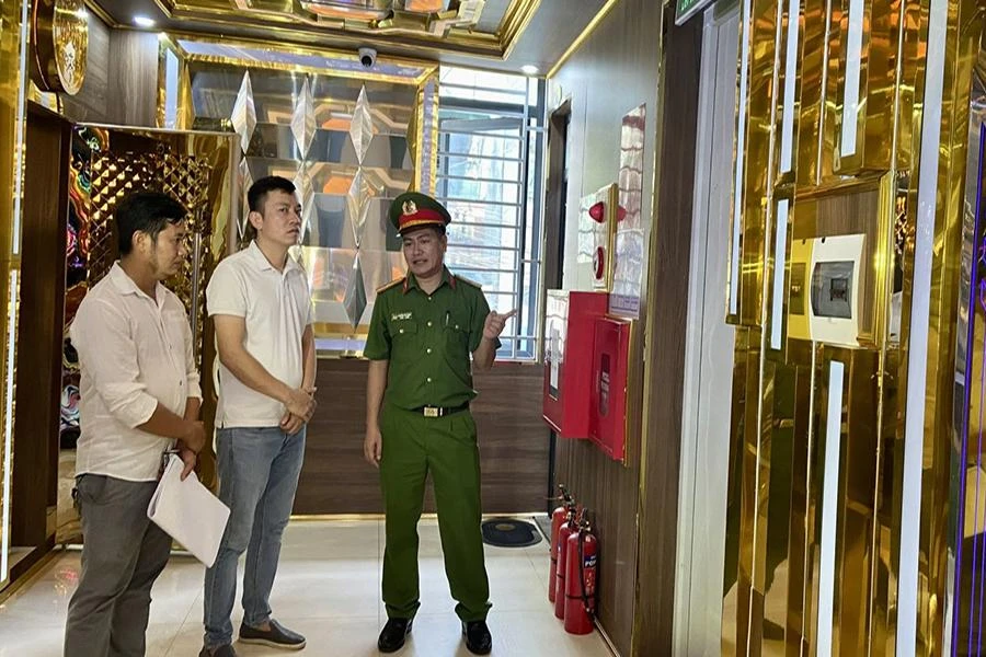 Chỉ trong một ngày kiểm tra đột xuất 75 cơ sở kinh doanh karaoke, công an đã phát hiện 56 cơ sở không đảm bảo về PCCC. Ảnh: CACC