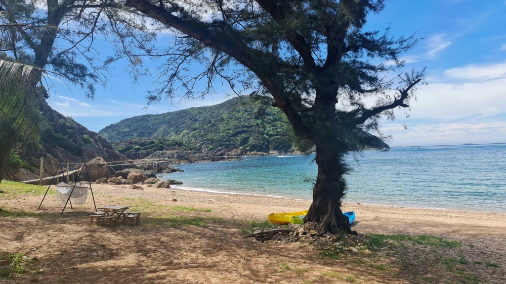 Một góc của đảo Hòn Mê còn nguyên sơ khiến nhiều du khách mê mẩn. Ảnh: ĐẶNG TRUNG