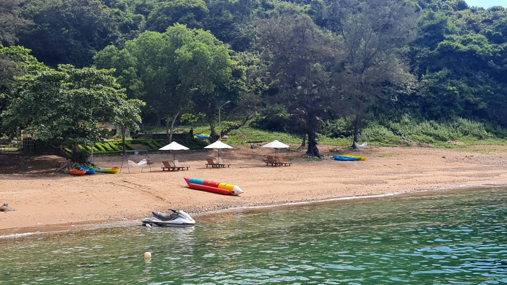 Đảo Hòn Mê được ví von như một viên ngọc thô đang được mài giũa để trở nên đẹp hơn và chờ đợi du khách đến khám phá. Ảnh: ĐẶNG TRUNG