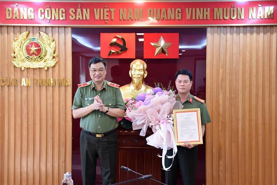 Thiếu tướng Trần Phú Hà trao quyết định bổ nhiệm Thủ trưởng Cơ quan ninh điều tra Công an tỉnh cho Thượng tá Nguyễn Hữu Mạnh. Ảnh: Đ.HỢP