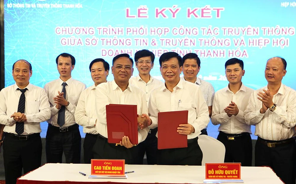 Ông Cao Tiến Đoan (trái), Chủ tịch Hiệp hội Doanh nghiệp và ông Đỗ Hữu Quyết, Giám đốc Sở TTTT tỉnh Thanh Hóa, đại diện kí kết chương trình phối hợp công tác truyền thông. Ảnh: ĐT