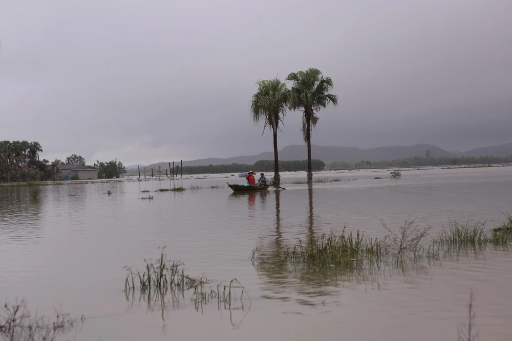 Con đường độc đạo dẫn vào thôn Kén nước ngập sâu gần 1m, cộng với nước chảy xiết đã khiến cuộc sống của người dân bị đảo lộn vì không thể ra bên ngoài. Ảnh: ĐẶNG TRUNG