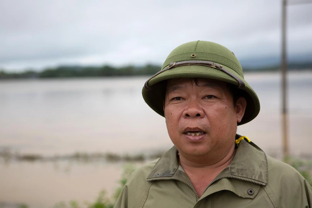 Trao đổi với PLO chiều 30-9, Phó Chủ tịch UBND xã Tượng Sơn Thái Xuân Cường cho biết, hồ Yên Mỹ xã lũ khiến mực nước sông Thị Long dâng cao gây gập lụt nhiều nơi trên địa bàn. Hiện chúng tôi đang huy động lực hỗ trợ đưa người dân tài sản đến nơi an toàn. Ảnh: ĐẶNG TRUNG