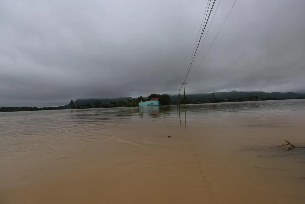 Mưa lũ kéo dài nhiều ngày qua, kết hợp với với xả lũ ở hồ Yên Mỹ đã khiến 172 hộ dân và 750 nhân khẩu ở thôn Kén (xã Tượng Sơn, huyện Nông Cống) bị cô lập hoàn toàn giữa mênh mông biển nước. Ảnh: ĐẶNG TRUNG