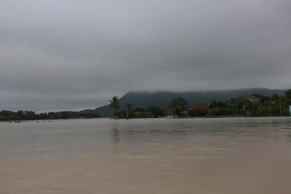 Đến cuối giờ chiều 30-9, nước lũ từ hồ Yên Mỹ cùng với mưa lớn đã khiến cho gần 200 hộ dân nơi đây bị ngập sâu trong biển nước. Hiện chính quyền địa phương đang thực hiện các phương án nhằm đảm bảo an toàn cho người dân địa phương. Ảnh: ĐẶNG TRUNG