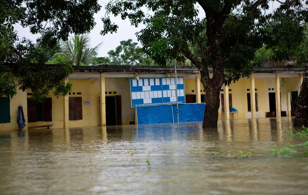Một doanh nghiệp may ở thôn Kén không thể hoạt động vì mưa lũ đổ về chiều nay. Ảnh: ĐẶNG TRUNG