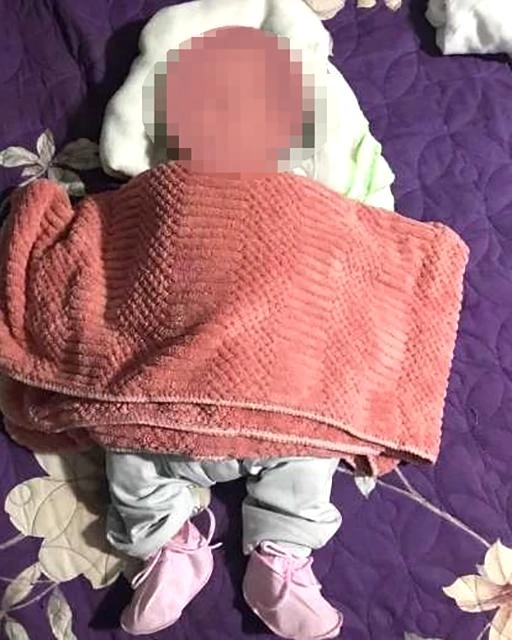 Bé gái sơ sinh nặng 3,2 kg đang được gia đình bà Uy chăm sóc sau khi bị bỏ rơi. Ảnh: Người dân cung cấp