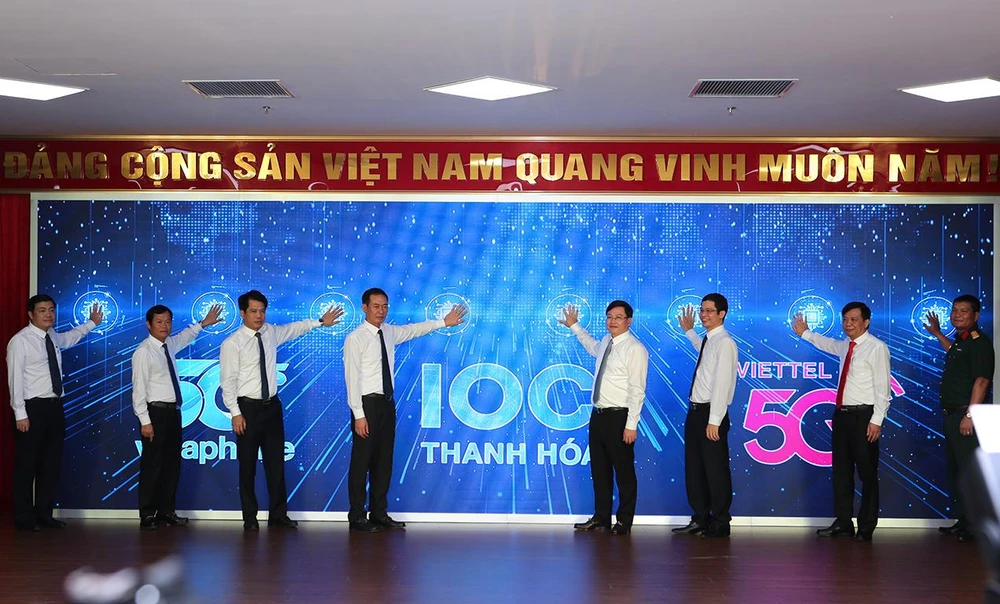 Lãnh đạo tỉnh Thanh Hóa và Bộ TT&TT ấn nút khai trương thử nghiệm mạng 5G tại Thanh Hóa. Ảnh: ĐẶNG TRUNG Lãnh đạo tỉnh Thanh Hóa và Bộ TT&TT ấn nút khai trương thử nghiệm mạng 5G tại Thanh Hóa. Ảnh: ĐẶNG TRUNG