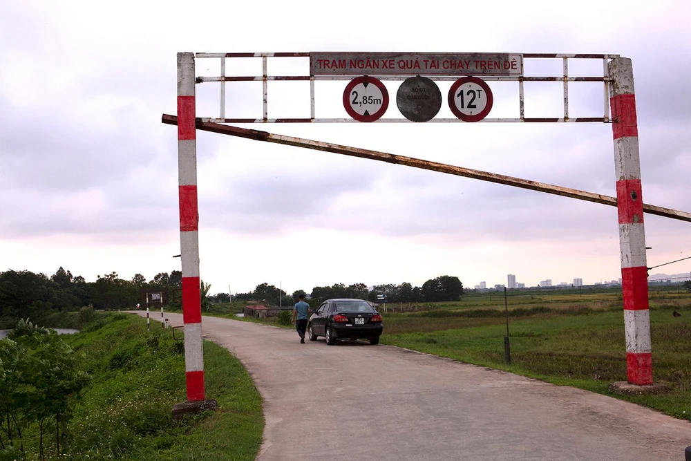 Mặt cắt vị trí đê xảy ra sự cố có mặt đê rộng 6m, được cứng hóa bê tông năm 2018 với cao trình đỉnh đê là +5.90, trong khi mực nước lũ năm 2007 là 4,98m.